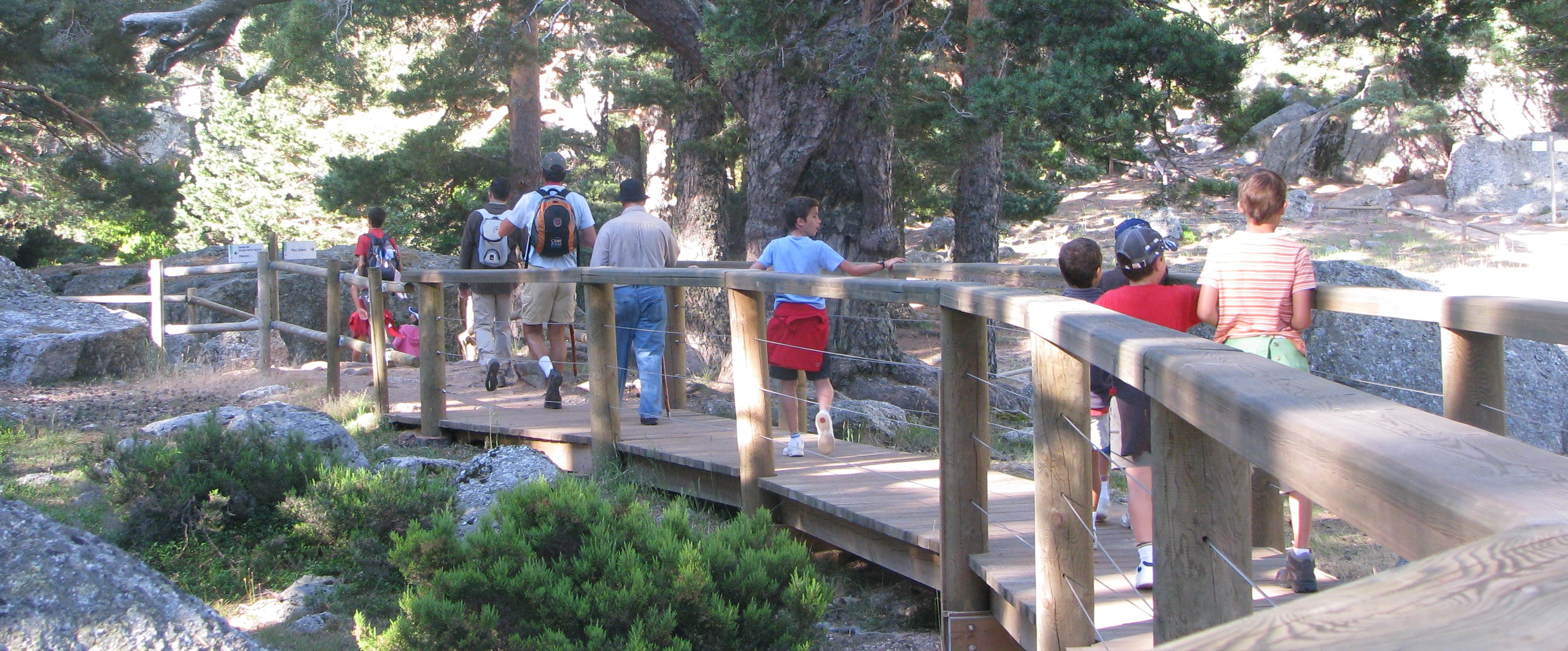 Familias en excursion por la naturaleza
